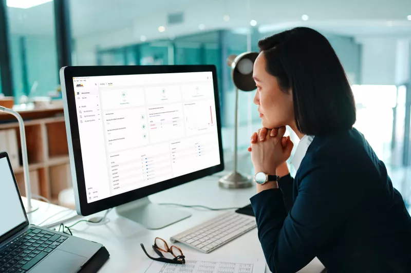 gui_admx_businesswoman_looking_at_desktop_computer_screen_office