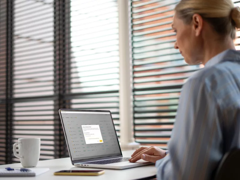 device_software_scheduling_device_managment_woman_laptop