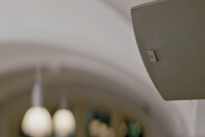 Älykäs ja helppo verkkoaudioratkaisu tilojen suojaamista tai miellyttävän ilmapiirin luomista varten
